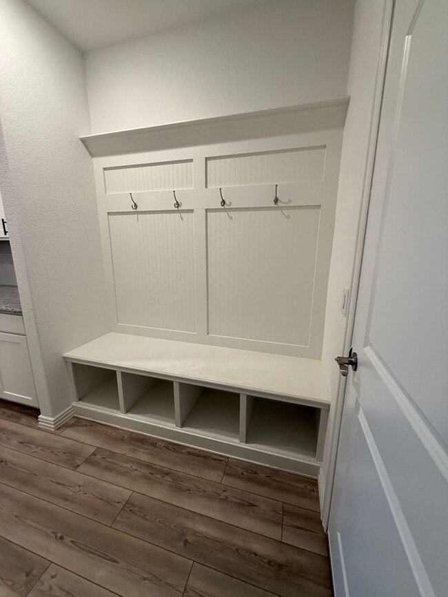 Building Photo - 5 Bedroom, Great Price!