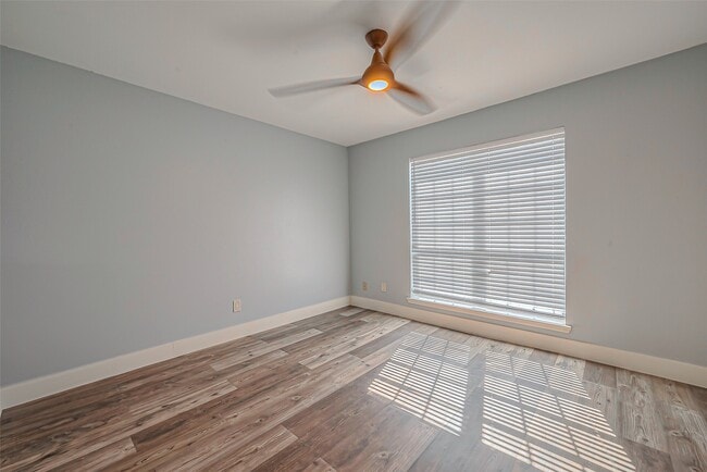 Building Photo - 7700 Creekbend Dr