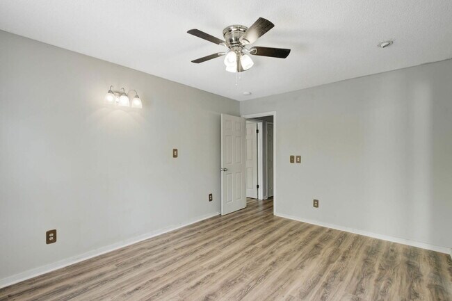 Building Photo - 7945 Parklane Ct