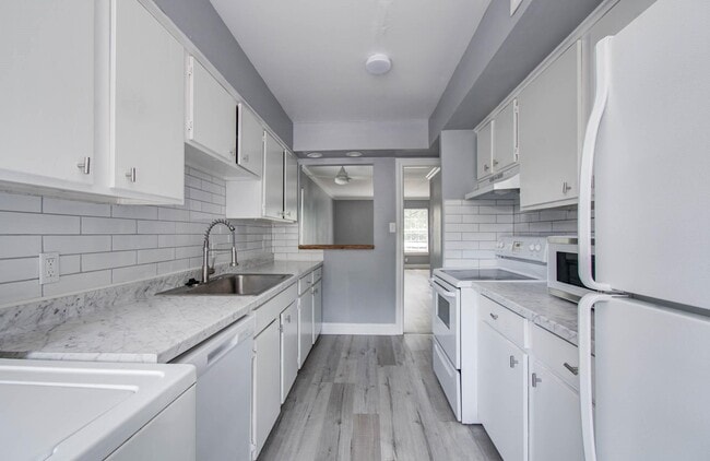 Building Photo - 5208 Arboles Dr