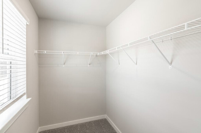 Front upstairs bedroom walk-in closet - 3116 Lamond Dr