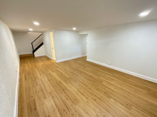 Building Photo - 4 Bedroom Home Available Near E Cheyenne M...