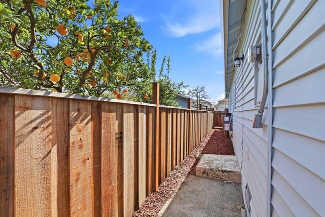 Building Photo - 1861 Nelson Dr