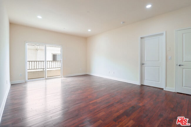 Building Photo - 7132 Farralone Ave