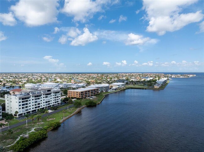 Building Photo - 1500 Park Beach Cir