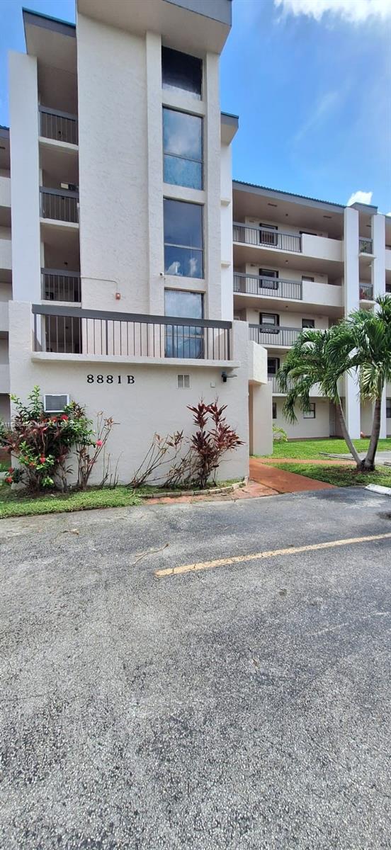 Building Photo - 8881 Fontainebleau Blvd