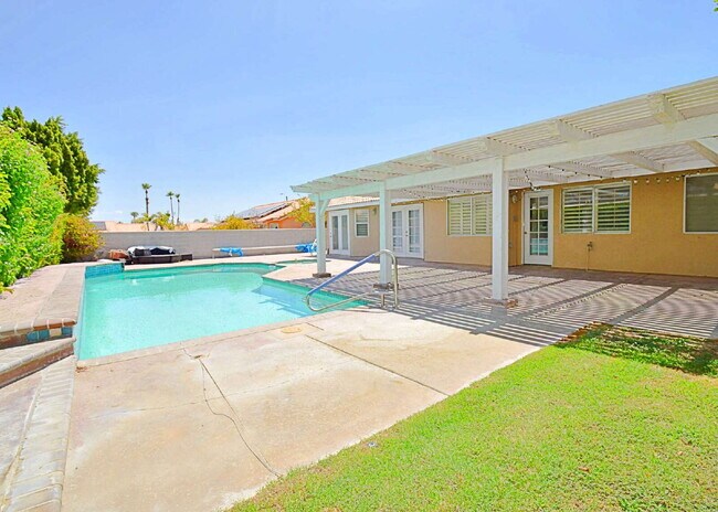 Building Photo - "Charming Oasis: 3-Bedroom Cathedral City Retreat with Pool, Fireplace, and Granite Kitchen!"