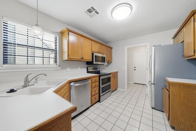 Building Photo - Large 3 bedroom, 2 bath home in Broken Arrow School District.