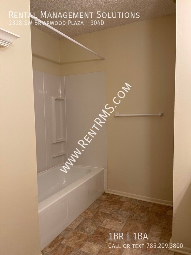 Building Photo - 2318 SW Briarwood Plaza