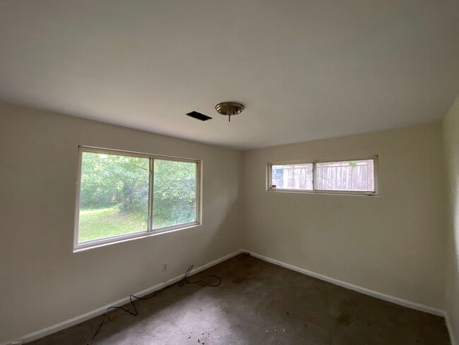 Building Photo - Cozy 3 bedrooms with charming kitchen upda...