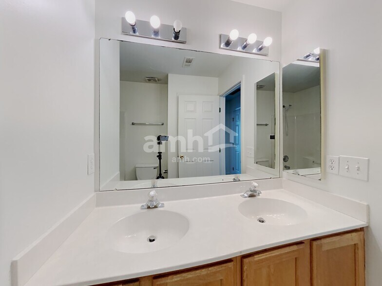 Building Photo - 12803 Winget Rd