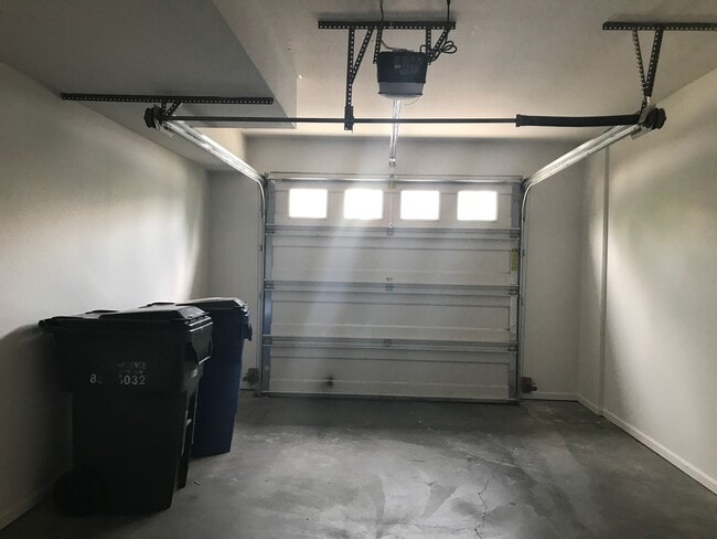 Building Photo - Updated 3x3.5 near Clinton Lake!