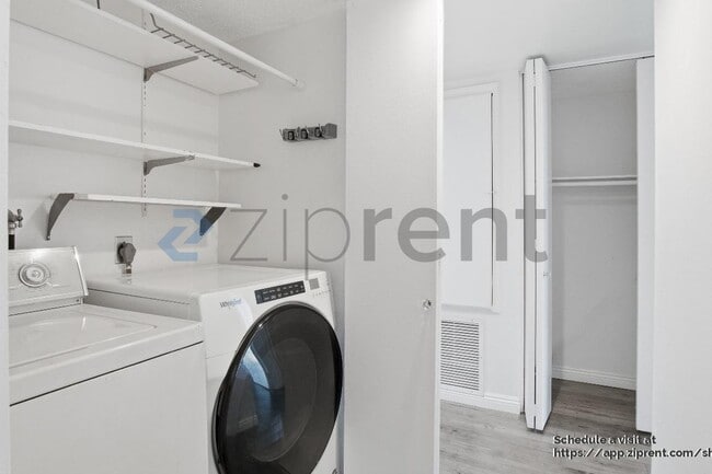 Building Photo - 4295 Vía Arbolada