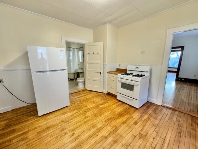 Building Photo - 66 Center St