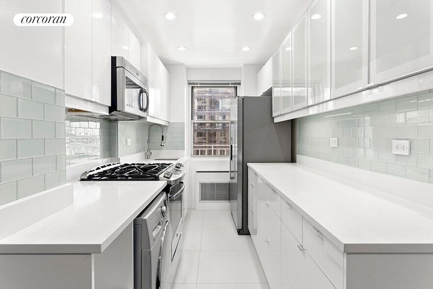 Primary Photo - 301 E 66th St