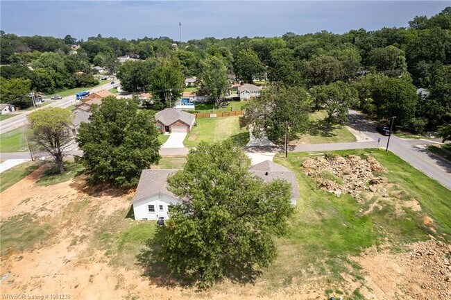 Building Photo - 2020 Country Club Ave