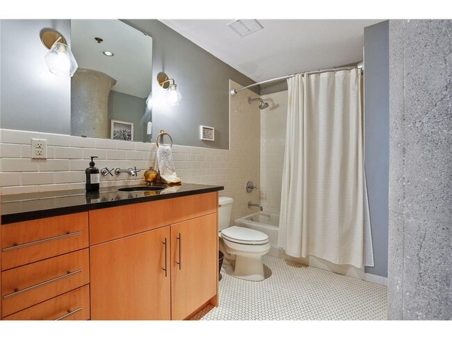 Building Photo - 525 N 3rd St