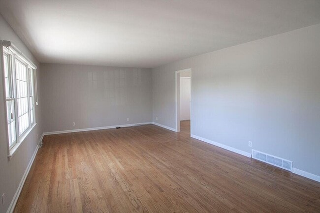 Building Photo - 2207 Bushnell Dr