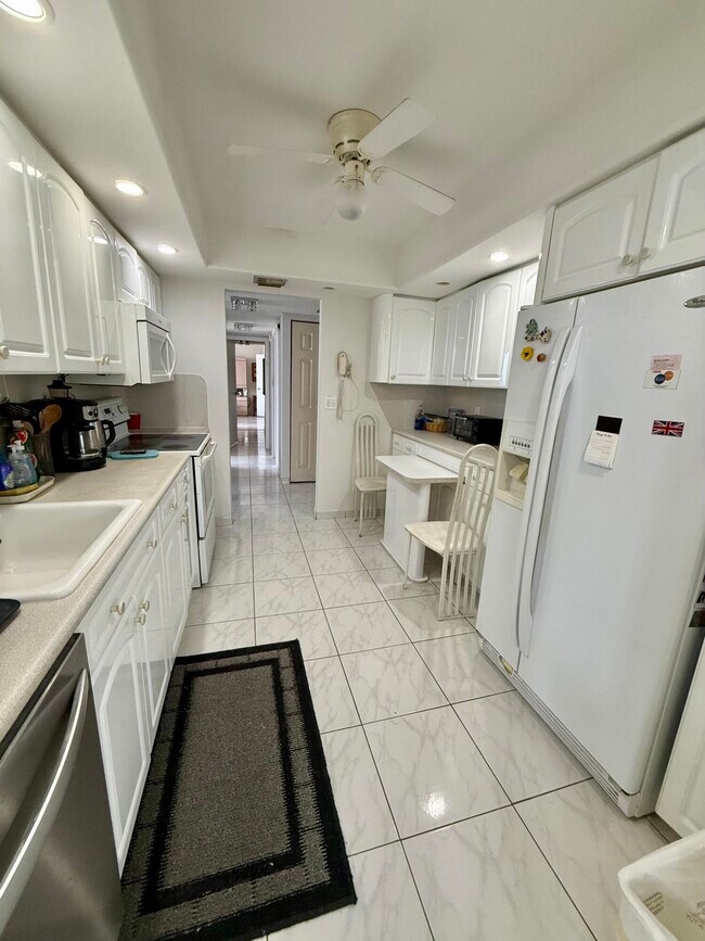 Building Photo - 2017 S Ocean Dr