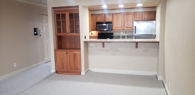 Building Photo - Class and Style! 3 Bed, 2 Bath South Hill ...