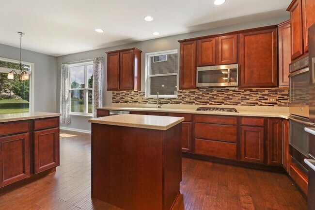 Building Photo - 643 Seneca St