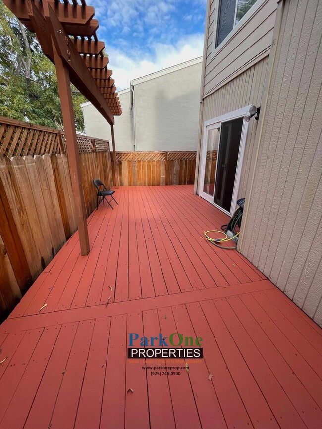 Building Photo - Great Townhouse Now Available in Concord!