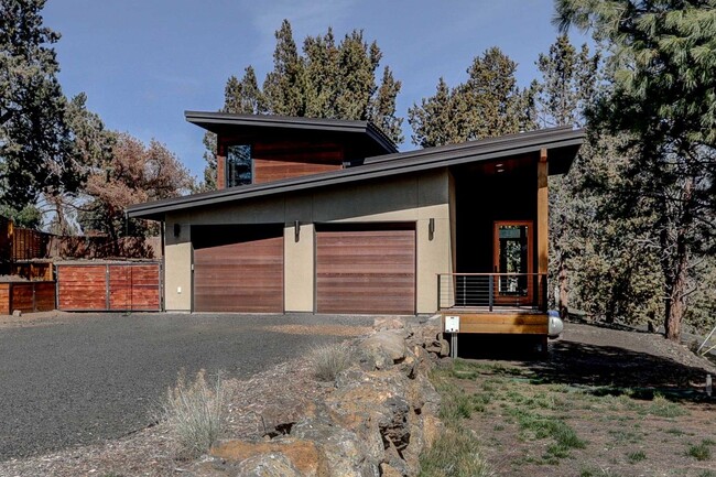 Building Photo - Gorgeous home close to downtown Tumalo