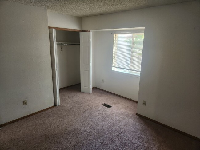 Building Photo - Updated 2 Story Townhome Close to UCCS