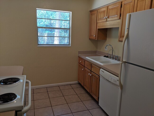 Building Photo - 4-bedroom, 2-bath home on University Ave next to UF
