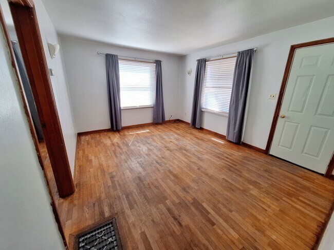 Building Photo - Cozy 2 bedroom 1 bathroom
