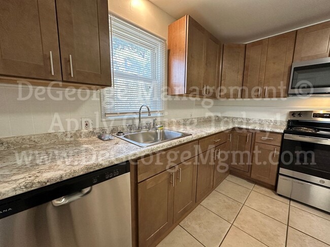 Building Photo - Gorgeous Spacious 4 Bedroom 1.5 Bath Singl...