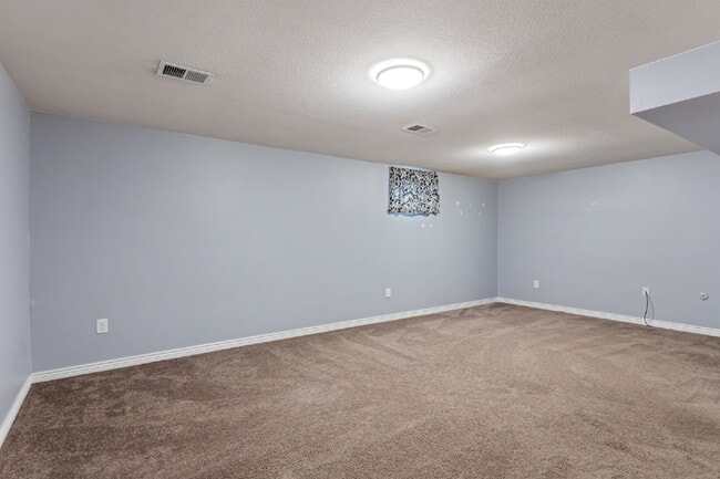 Building Photo - Southgelnn Townhome - 3 Bedrooms - 3 Bathr...