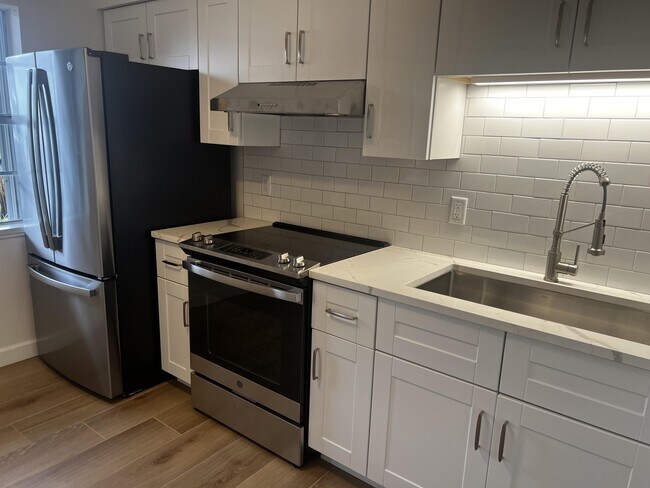 Building Photo - 609 NE 6th Ct