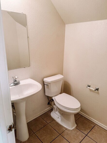 Building Photo - 915 Sagewood Trail