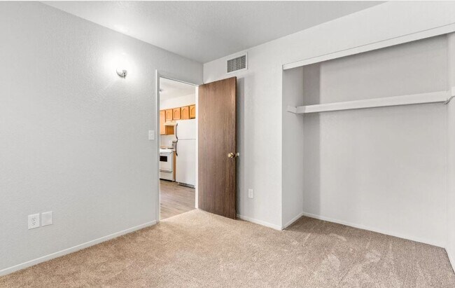 Building Photo - Cute, clean 2 bed / 1 bath in Northeast Pa...