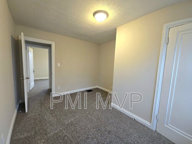 Building Photo - 523 Townsend Ave
