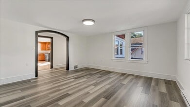 Building Photo - 960 Main St