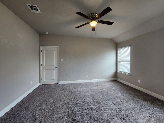 Building Photo - Large Fenced in Backyard in NBISD /Walk to Kraft Park /  Fridge Included  / Pet Friendly / Off Co...