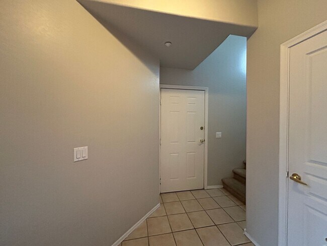 Building Photo - 955 E Knox Rd