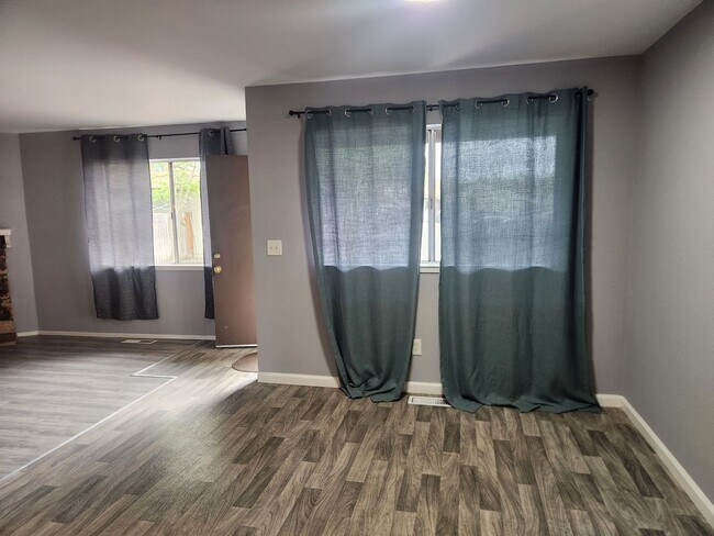 Building Photo - Charming 2-bedroom, 2- bathroom home in park like setting close to downtown Santa Rosa