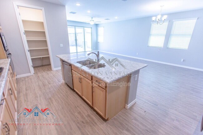 Building Photo - 15243 W Latham St