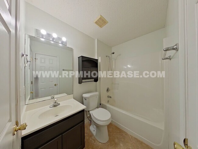 Building Photo - Crestview Charm: 4 Bedroom Home with Hard Floors and Fenced Yard!