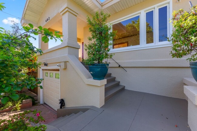 Building Photo - Classic 3bed/2bath Home Near Lake Merritt with Fresh Updates
