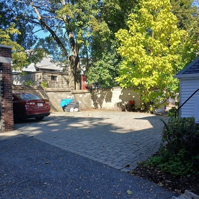 Building Photo - 132 Thorndike St