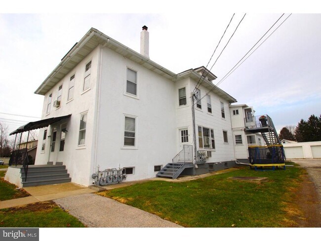 Building Photo - 15 Level Rd