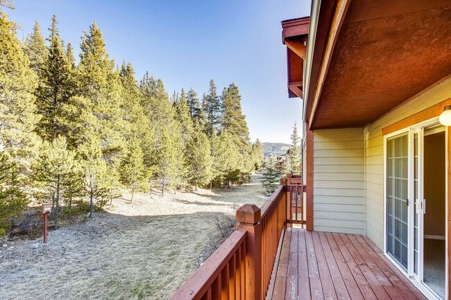Building Photo - Heat included!  1 car garage!  Vaulted Cei...