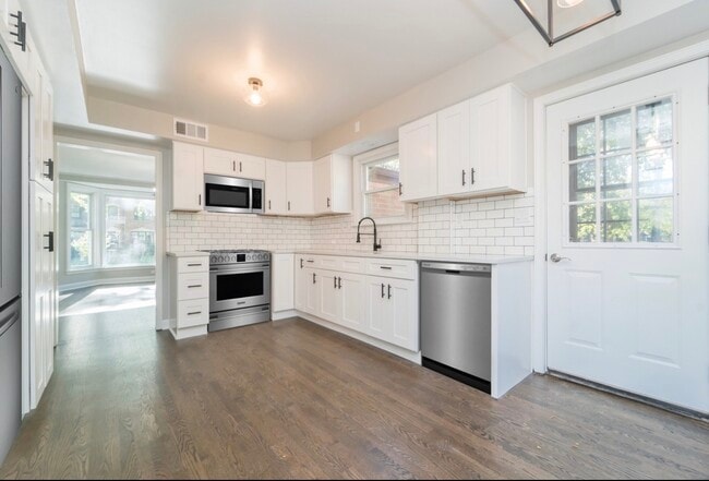 Building Photo - 6601 N Sioux Ave