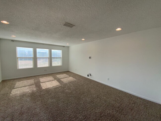 Building Photo - 5 Bedroom Luxury Home Available Near Louis...