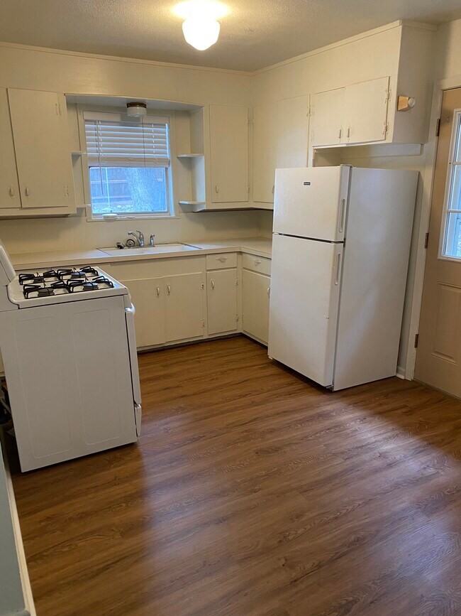 kitchen - 405 W Simmons St