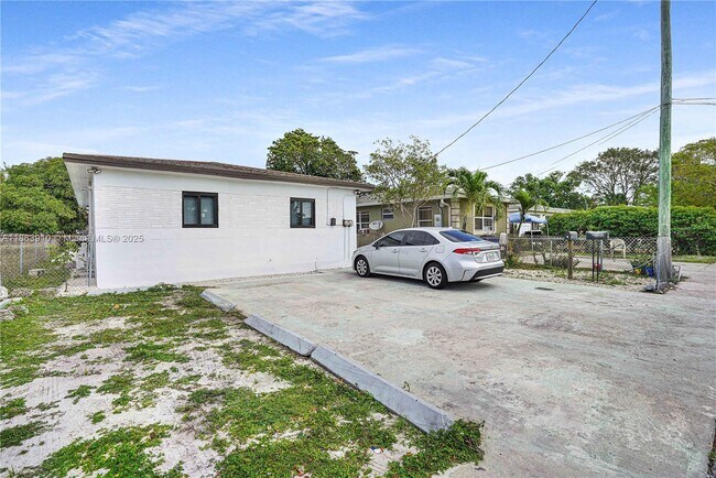 Building Photo - 502 NW 7th Ct